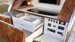 Kuchnia znajduje się w tylnej części przyczepy, a dostęp do niej mamy jedynie od zewnątrz na postoju. To rozwiązanie często stosowane w przyczepach typu teardrop - zdjęcie 5